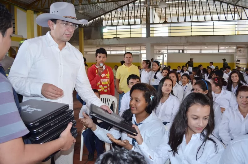 El ministro Diego Molano entrega computadores a estudiantes de Arauca.